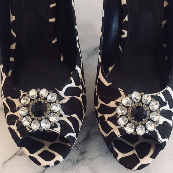 Black & white Nina New York  platform heels. - Picture 4 of 5